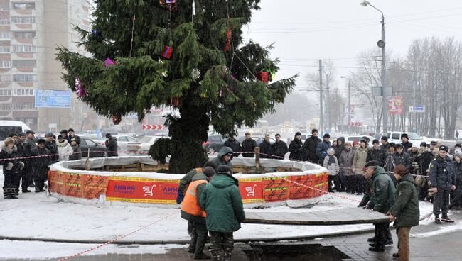 На месте происшествия в Советском районе Брянска, где женщина с полуторагодовалым ребенком провалилась в промоину в асфальте