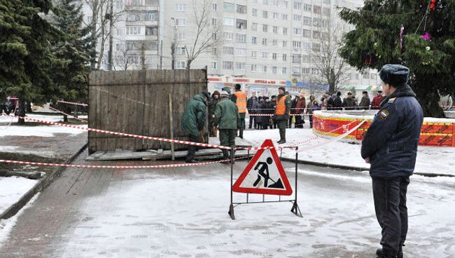 Сотрудник полиции на месте происшествия в Советском районе Брянска, где женщина с полуторагодовалым ребенком провалилась в промоину в асфальте