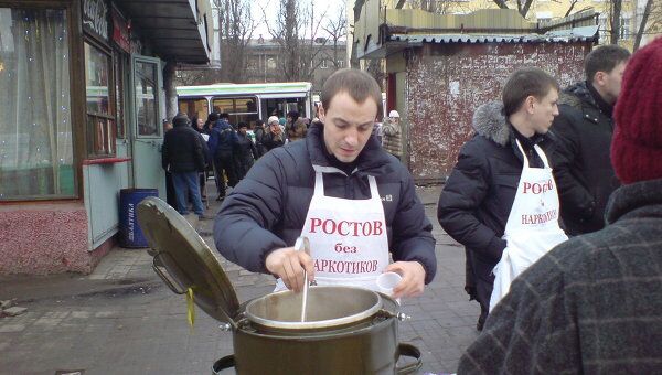 Бездомных в Ростове-на-Дону кормят бесплатными горячими обедами 