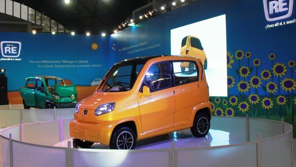 На автосалоне Auto Expo 2012 в Индии представлен самый маленький и дешевый автомобиль в мире RE60 