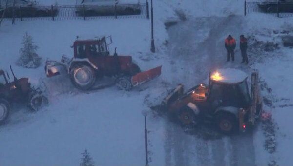 Два снегоуборочных трактора застряли в снегу в Москве
