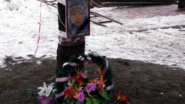 Жители несут цветы и игрушки к месту гибели ребенка в Брянске