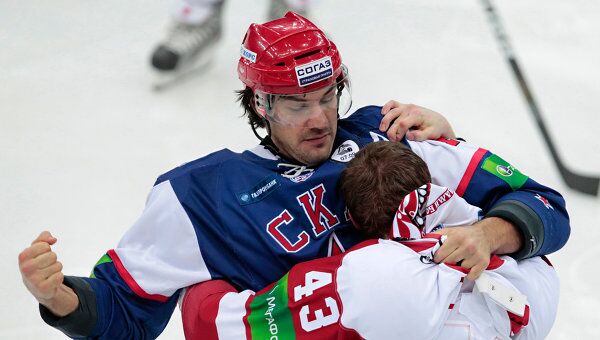 Драка между нападающими СКА и Витязя Евгением Артюхиным и Иваном Лариным (слева направо)