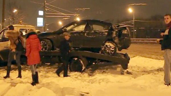 Mazda врезалась в столб на юге Москвы, пострадал водитель