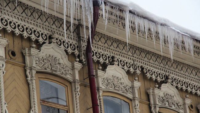 Сосульки угрожают безопасности пешеходов в Томске