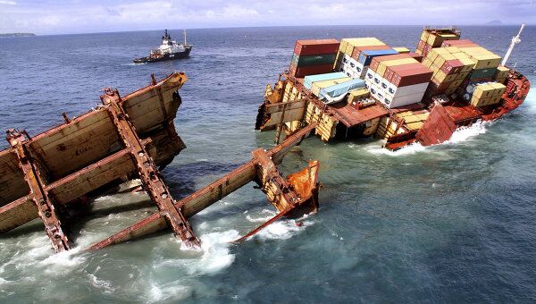 Обломки контейнеровоза Rena, затонувшего у берегов Новой Зеландии