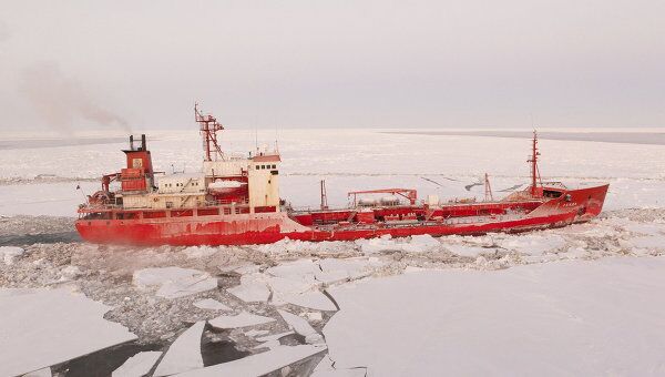 Российский танкер усиленного ледового класса Ренда, застрявший во льдах Аляски