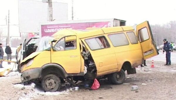 Маршрутка столкнулась с грузовиком в Волгограде. Видео с места ДТП