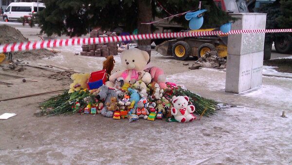 Цветы в память о погибшем полуторагодовалом Кирилле Диденко на месте трагедии в Брянске 
