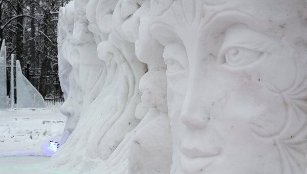 В московском парке Сокольники открылся ледовый городок