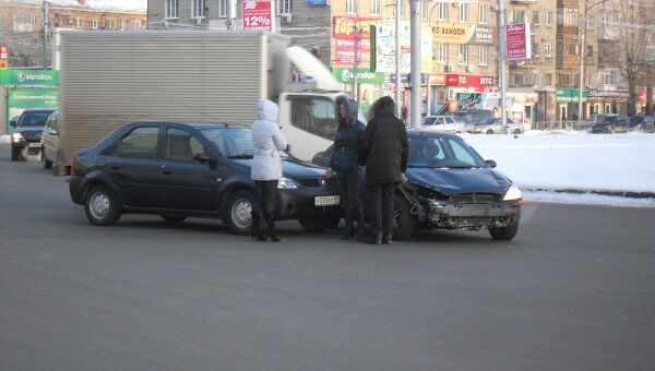 Ford Focus и Renault Logan не поделили дорогу в Новосибирске