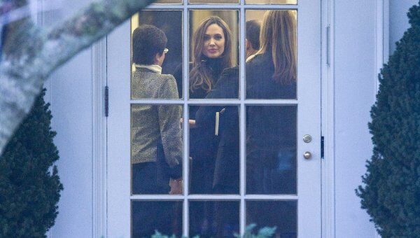 Анджелина Джоли в Овальном кабинете Белого дома во время встречи с Бараком Обамой