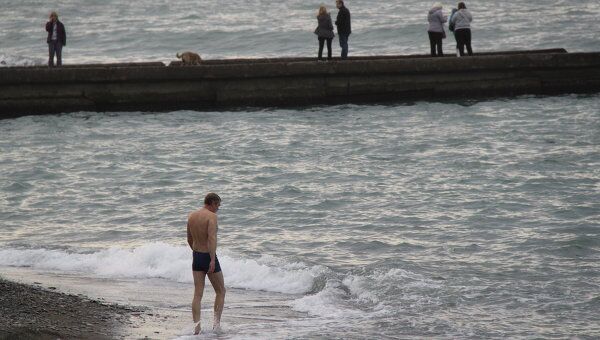 Курортники купаются на сочинских пляжах даже в январе
