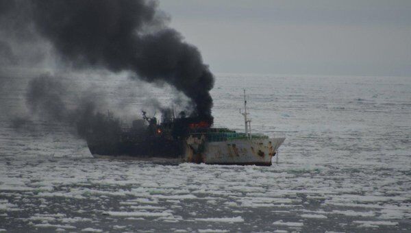 Пожар на южнокорейском рыболовецком судне Jung Woo 2