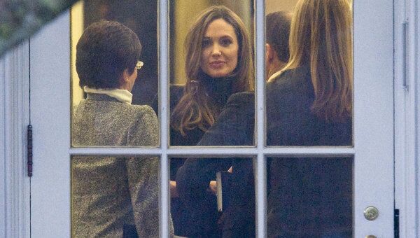 Анджелина Джоли в Овальном кабинете во время встречи с Бараком Обамой