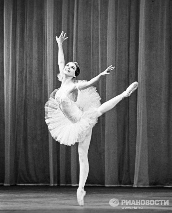 Советская балерина Людмила Семеняка