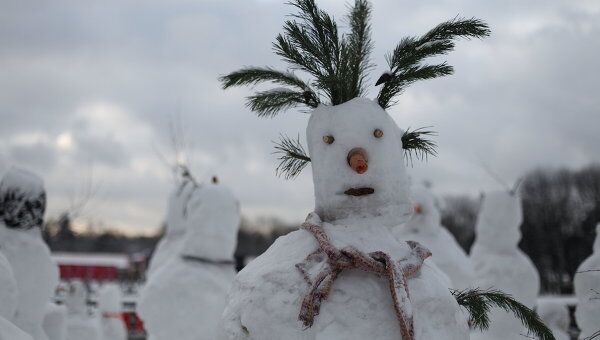 Десятки снеговиков встречают гостей Парка Горького в Москве