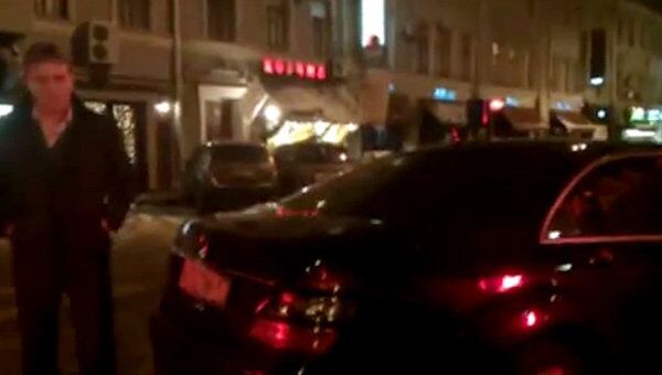 Автомобиль хабаровского спикера припарковался на зебре в Москве