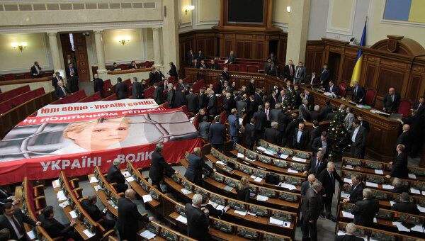 Сторонники Ю.Тимошенко блокируют трибуну Верховной Рады