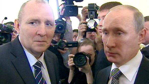 Путин стоя приветствовал награжденного журналиста Бекетова
