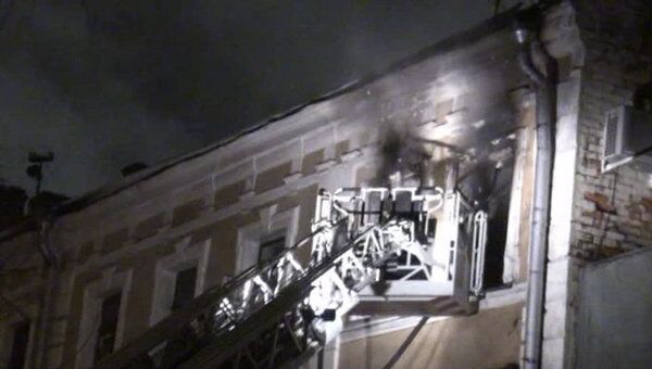 Пожарные с трудом попали с горящее здание в центре Москвы