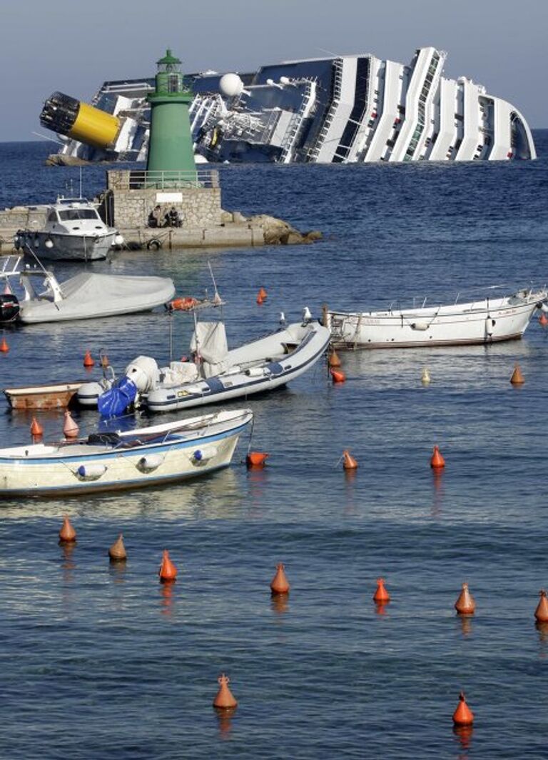 Затонувший у берегов Италии лайнер Costa Concordia 