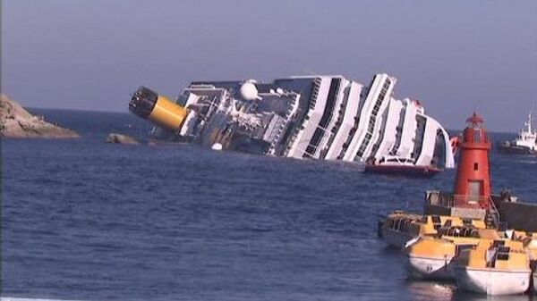 Затонувший у берегов Италии лайнер Costa Concordia 