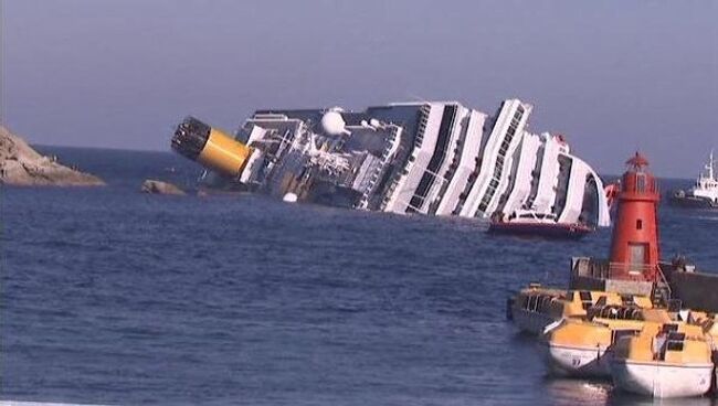 Круизный лайнер Costa Concordia тонет у берегов Италии