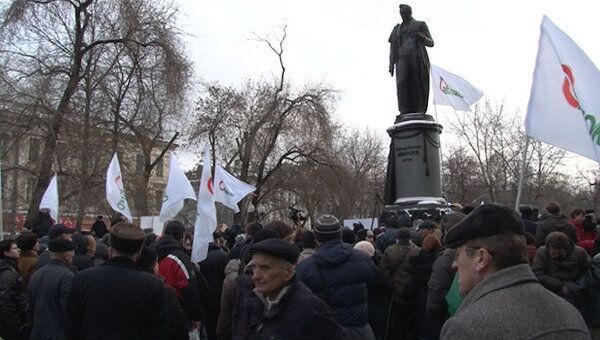 Сергей Митрохин поругался с полицией на согласованном митинге в Москве