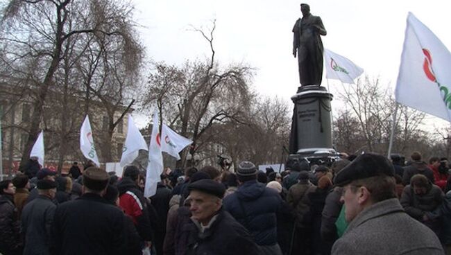 Сергей Митрохин поругался с полицией на согласованном митинге в Москве