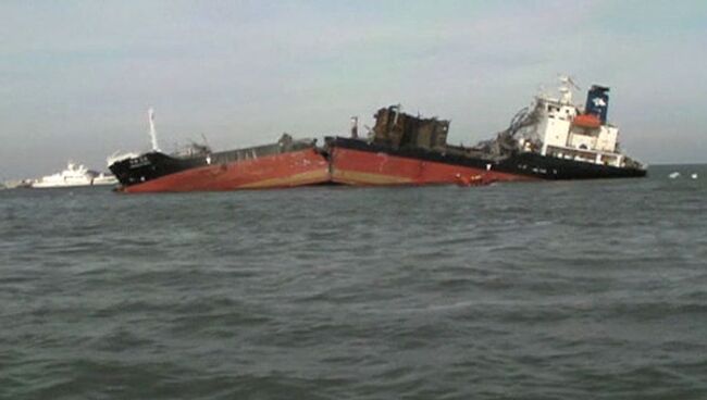 Танкер разломился надвое в водах Желтого моря. Видео с места ЧП