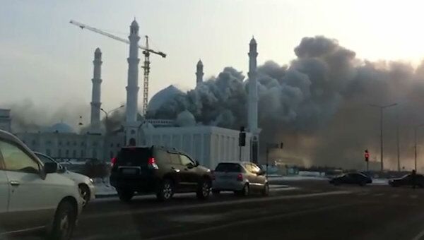 Крупнейшая мечеть Центральной Азии горит в Астане. Видео очевидца