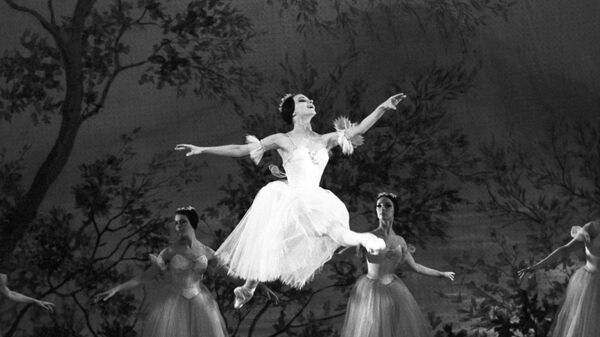 Екатерина Максимова в сцене из балета Шопениана на сцене Большого театра. Архивное фото