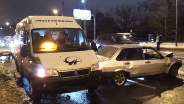 Машина сбила двух пешеходов на западе Москвы