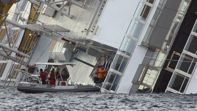 Затонувший у берегов Италии лайнер Costa Concordia