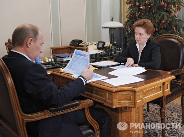 Встреча премьер-министра РФ Владимира Путина с Натальей Комаровой в Ново-Огарево