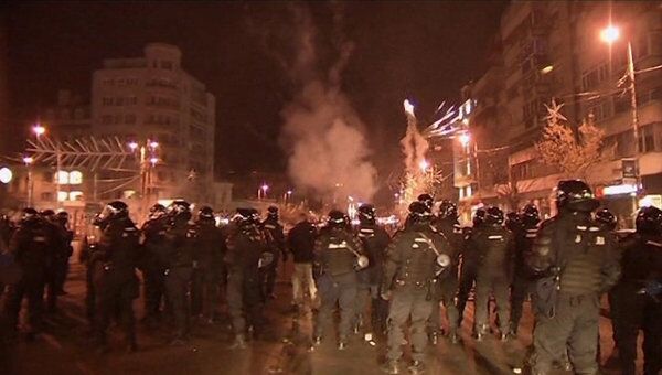 Полиция разгоняет протестующих в Бухаресте слезоточивым газом