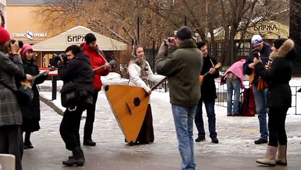 Московские балалаечники развлекли прохожих веселыми песнями