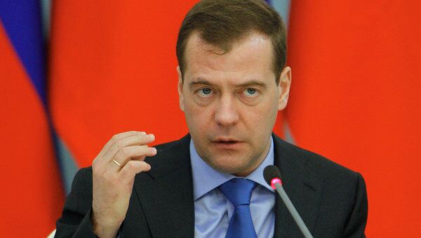 Медведев: экономическая политика РФ не должна зависеть от политики