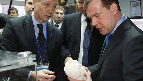 Медведеву показали, как 3D-принтером создают музейные копии в Саранске