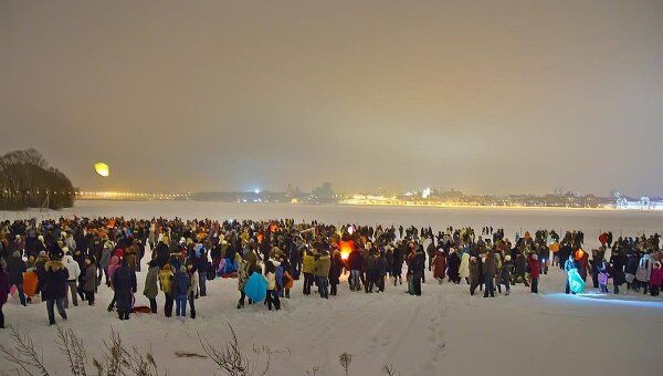 Сотни людей запустили небесные фонарики в Казани