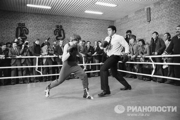 Легендарный американский боксёр Мохаммед Али (Кассиус Маркеллус Клэй) (справа) в Московском институте физкультуры.