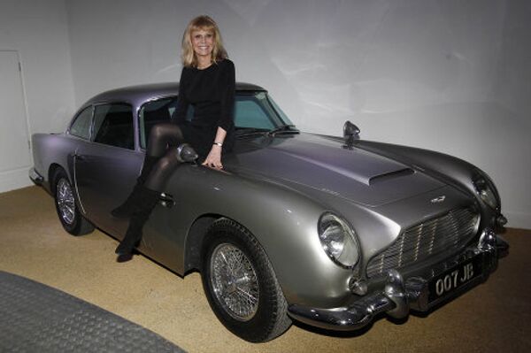 Актриса Бритт Экланд позирует на автомобиле Aston Martin DB5, снимавшийся в фильме о Джеймсе Бонде «Голдфингер»