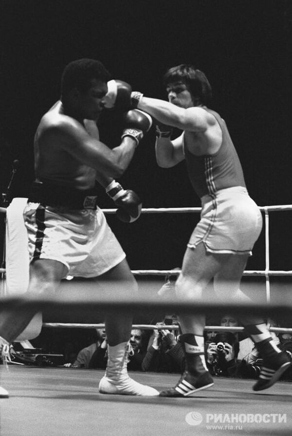 Бой между легендарным американским боксёром Мохаммедом Али (Кассиус Маркеллус Клэй) и советским боксером Игорем Высоцким (справа) в Москве.