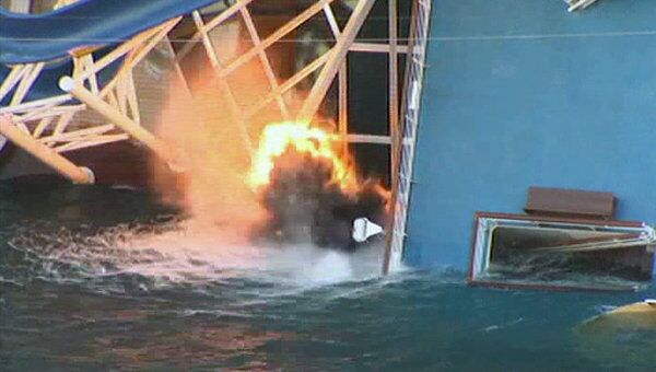 Спасатели взрывают Сosta Concordia для поиска пропавших