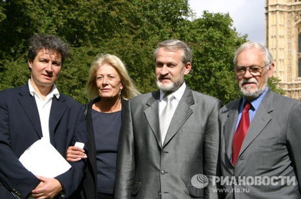 Андрей Некрасов, Ванесса Редгрейв, Ахмед Закаев, Николас Реа на лужайке у здания британского парламента в Лондоне