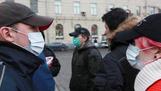 Люди в защитных масках на улицах Москвы. Архив