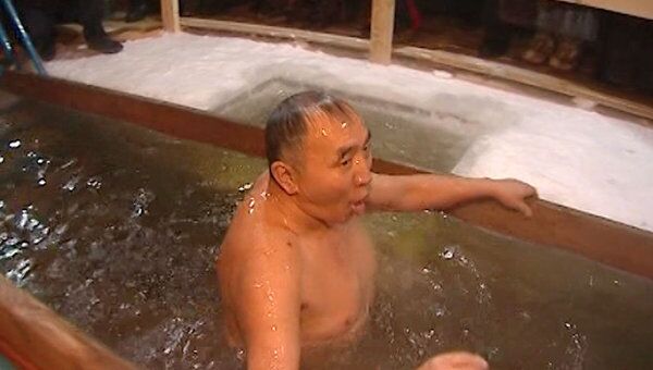Крещенские купания в Якутии проходят в 35-градусный мороз