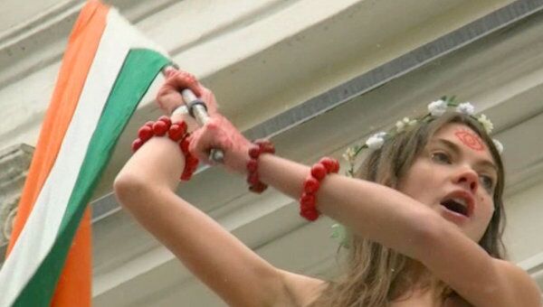 Активистки Femen захватили балкон резиденции посла Индии в Киеве