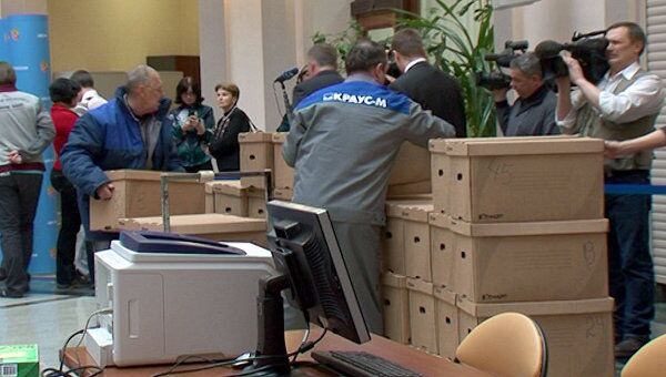 Прохоров привез в ЦИК более ста коробок с подписными листами